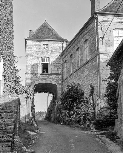 Façade sur la rue Alexis Jannet et Porte-Dessus. © Dominique Dominguez / Région Bourgogne-Franche-Comté, Inventaire du patrimoine - 1980