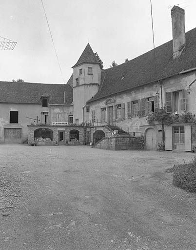 Angle sud de la cour. © Dominique Dominguez / Région Bourgogne-Franche-Comté, Inventaire du patrimoine - 1980