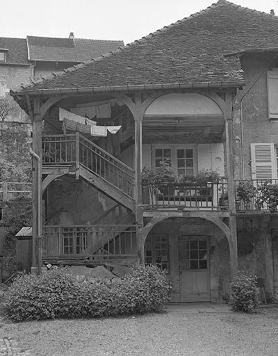Façade antérieure, détail : la galerie. © Dominique Dominguez / Région Bourgogne-Franche-Comté, Inventaire du patrimoine - 1980