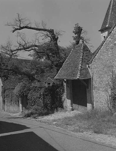 Portail d'entrée de la cour. © Dominique Dominguez / Région Bourgogne-Franche-Comté, Inventaire du patrimoine - 1980