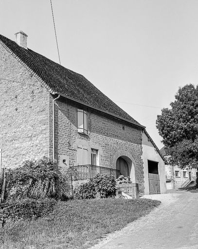 Ferme cadastrée 1959 AE 289, située rue du Bas du Village : vue de trois quarts gauche. © Dominique Dominguez / Région Bourgogne-Franche-Comté, Inventaire du patrimoine - 1980