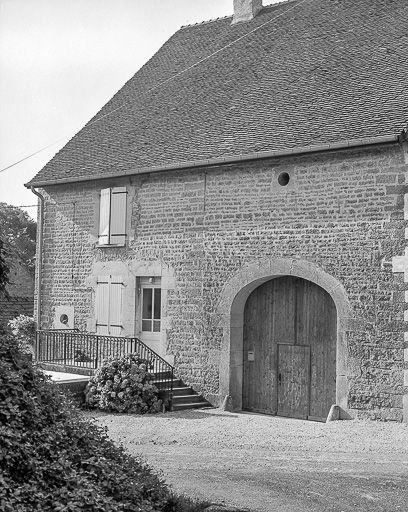 Ferme cadastrée 1959 AE 289, située rue du Bas du Village : vue de trois quarts droit. © Dominique Dominguez / Région Bourgogne-Franche-Comté, Inventaire du patrimoine - 1980