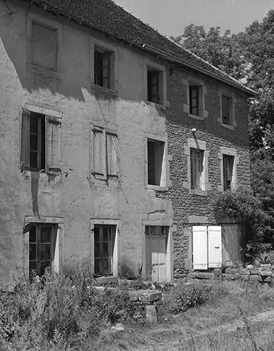 L'habitation : façade sur cour, détail. © Yves Sancey / Région Bourgogne-Franche-Comté, Inventaire du patrimoine - 1980