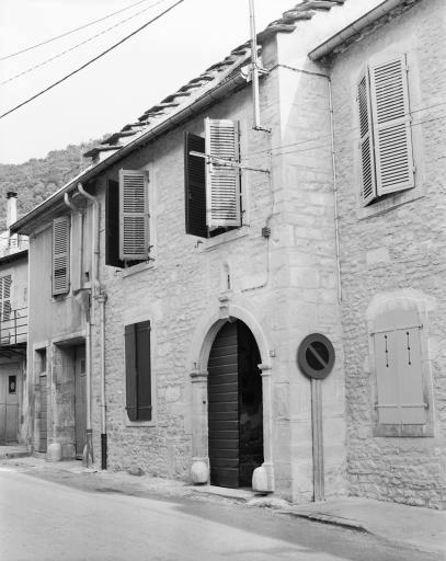 Façade antérieure vue de trois quarts droit. © Dominique Dominguez / Région Bourgogne-Franche-Comté, Inventaire du patrimoine - 1980