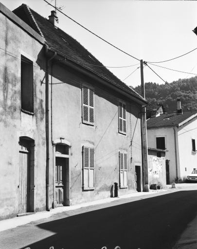 Façade antérieure de trois quarts gauche. © Dominique Dominguez / Région Bourgogne-Franche-Comté, Inventaire du patrimoine - 1980
