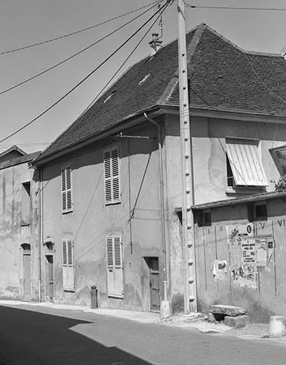 Façade antérieure, vue de trois quarts droit. © Dominique Dominguez / Région Bourgogne-Franche-Comté, Inventaire du patrimoine - 1980