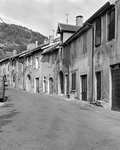 Maisons de la rue Haute : façades sur rue. © Dominique Dominguez / Région Bourgogne-Franche-Comté, Inventaire du patrimoine - 1980