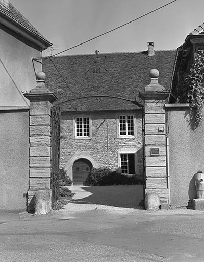 Portail d'entrée de la cour, vue de face. © Dominique Dominguez / Région Bourgogne-Franche-Comté, Inventaire du patrimoine - 1980