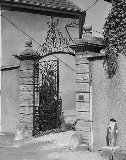 Portail d'entrée de la cour, vue detrois quarts. © Dominique Dominguez / Région Bourgogne-Franche-Comté, Inventaire du patrimoine - 1980
