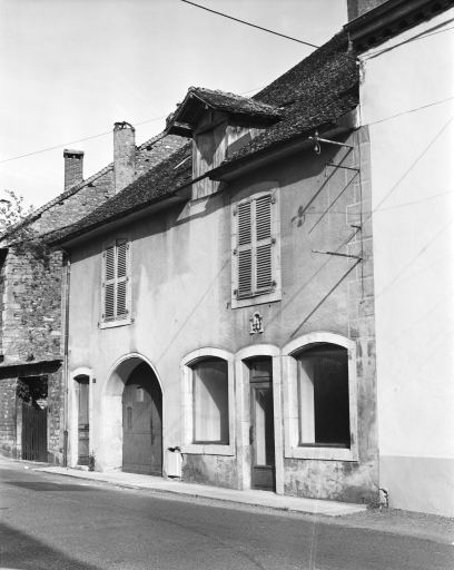 Façade antérieure vue de trois quarts droit. © Dominique Dominguez / Région Bourgogne-Franche-Comté, Inventaire du patrimoine - 1980