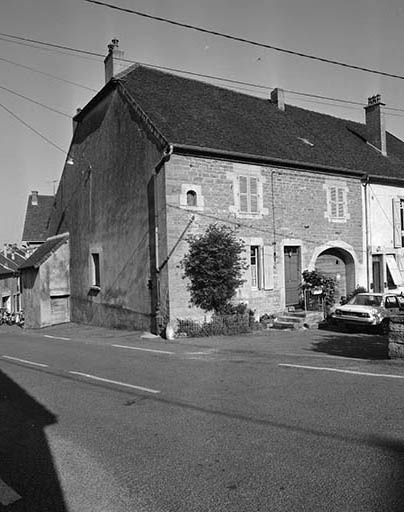 Façades antérieure et latérale gauche. © Dominique Dominguez / Région Bourgogne-Franche-Comté, Inventaire du patrimoine - 1980