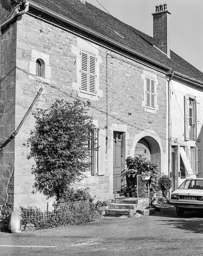 Façade antérieure vue de trois quarts gauche. © Dominique Dominguez / Région Bourgogne-Franche-Comté, Inventaire du patrimoine - 1980