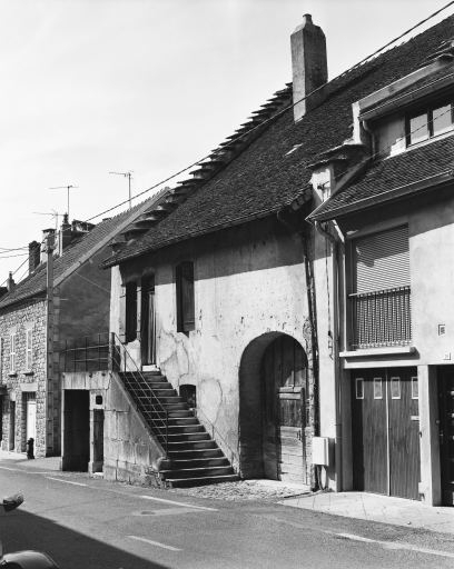 Façade antérieure de trois quarts droit. © Dominique Dominguez / Région Bourgogne-Franche-Comté, Inventaire du patrimoine - 1980