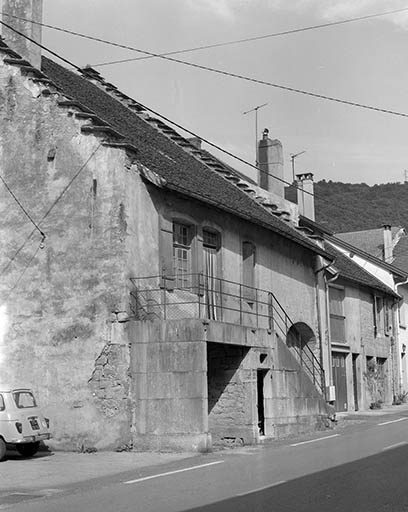 Façade antérieure de trois quarts gauche. © Dominique Dominguez / Région Bourgogne-Franche-Comté, Inventaire du patrimoine - 1980