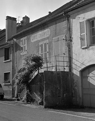 Façade antérieure, vue de trois quarts. © Dominique Dominguez / Région Bourgogne-Franche-Comté, Inventaire du patrimoine - 1980