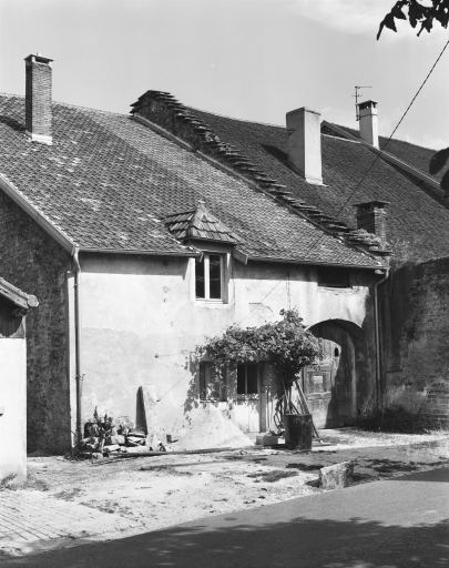 Façade antérieure. © Dominique Dominguez / Région Bourgogne-Franche-Comté, Inventaire du patrimoine - 1980