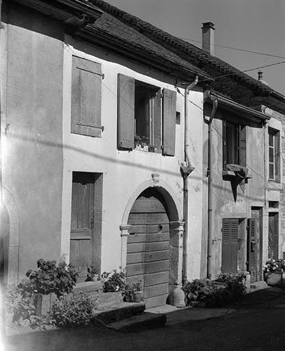 Façade antérieure, trois quarts gauche. © Dominique Dominguez / Région Bourgogne-Franche-Comté, Inventaire du patrimoine - 1980