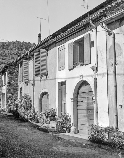 Fermes : façades sur rue. © Dominique Dominguez / Région Bourgogne-Franche-Comté, Inventaire du patrimoine - 1980