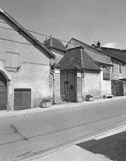 Vue depuis la rue. © Dominique Dominguez / Région Bourgogne-Franche-Comté, Inventaire du patrimoine - 1980