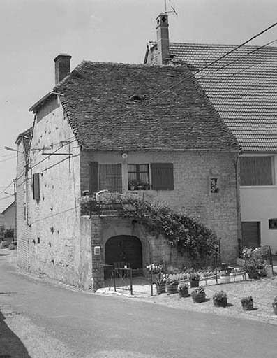 Façade antérieure et face gauche. © Dominique Dominguez / Région Bourgogne-Franche-Comté, Inventaire du patrimoine - 1980