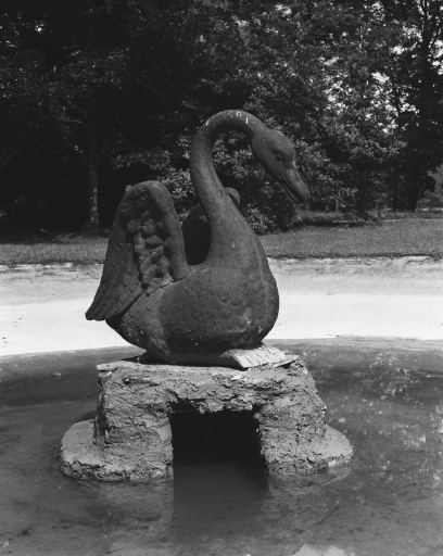 Bassin du château. © Dominique Dominguez / Région Bourgogne-Franche-Comté, Inventaire du patrimoine - 1980