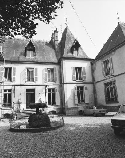 Vue partielle de la façade antérieure du château en 1980. © Dominique Dominguez / Région Bourgogne-Franche-Comté, Inventaire du patrimoine - 1980