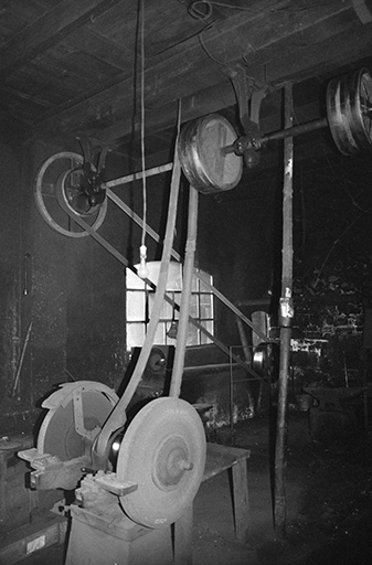 Meules et leur système d'entraînement en 1980. © Jack Dumont / Région Bourgogne-Franche-Comté, Inventaire du patrimoine - 1980
