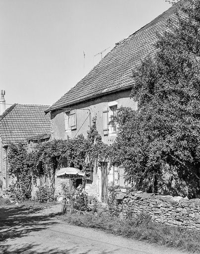 Vue d'ensemble de trois quarts droit. © Dominique Dominguez / Région Bourgogne-Franche-Comté, Inventaire du patrimoine - 1980