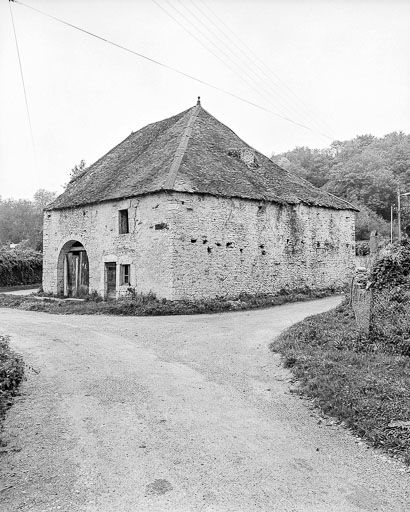 Façades antérieure et latérale droite. © Dominique Dominguez / Région Bourgogne-Franche-Comté, Inventaire du patrimoine - 1980