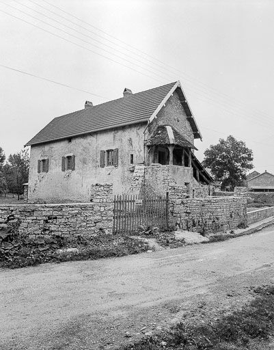 Ferme avec escalier extérieur, vue de trois quarts gauche. © Dominique Dominguez / Région Bourgogne-Franche-Comté, Inventaire du patrimoine - 1980