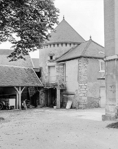 Tour avec logement et colombier à gauche du bâtiment principal. © Dominique Dominguez / Région Bourgogne-Franche-Comté, Inventaire du patrimoine - 1980
