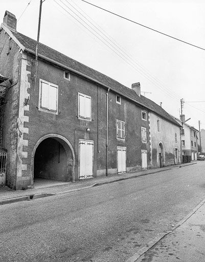Bâtiments sur rue avec habitation sur porche vus de trois quarts gauche. © Dominique Dominguez / Région Bourgogne-Franche-Comté, Inventaire du patrimoine - 1980