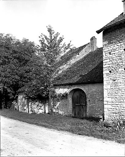 Façade antérieure. © Dominique Dominguez / Région Bourgogne-Franche-Comté, Inventaire du patrimoine - 1980