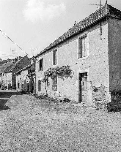 Façade antérieure de l'habitation. © Dominique Dominguez / Région Bourgogne-Franche-Comté, Inventaire du patrimoine - 1980