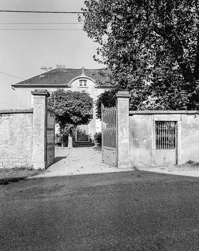 L'habitation depuis le portail d'entrée. © Dominique Dominguez / Région Bourgogne-Franche-Comté, Inventaire du patrimoine - 1980
