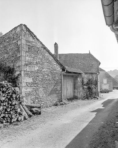 Façade latérale gauche. © Dominique Dominguez / Région Bourgogne-Franche-Comté, Inventaire du patrimoine - 1980