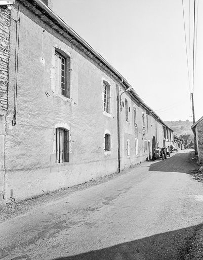 Vue d'ensemble de trois quarts gauche. © Dominique Dominguez / Région Bourgogne-Franche-Comté, Inventaire du patrimoine - 1980