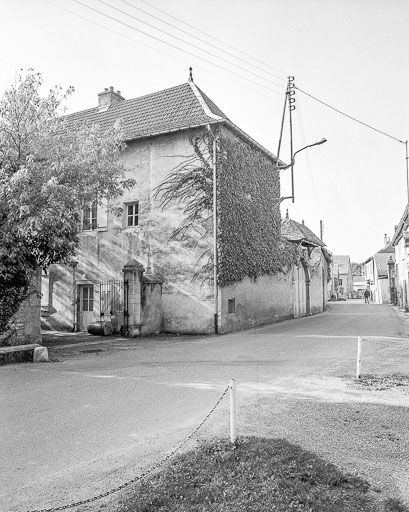 Vue d'ensemble depuis la rue. © Dominique Dominguez / Région Bourgogne-Franche-Comté, Inventaire du patrimoine - 1980
