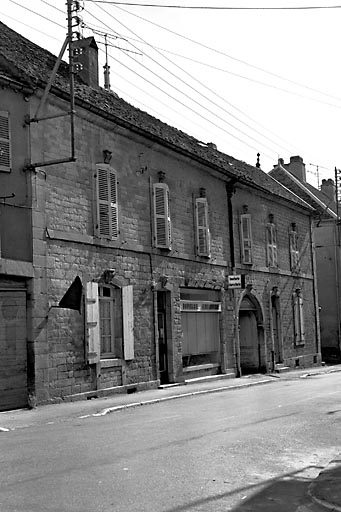 Façade antérieure en pierre de taille. © Dominique Dominguez / Région Bourgogne-Franche-Comté, Inventaire du patrimoine - 1980 Façade antérieure en pierre de taille. © Dominique Dominguez / Région Bourgogne-Franche-Comté, Inventaire du patrimoine - 1980