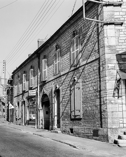 Façade antérieure, vue de trois quarts droit. © Dominique Dominguez / Région Bourgogne-Franche-Comté, Inventaire du patrimoine - 1980 Façade antérieure, vue de trois quarts droit. © Dominique Dominguez / Région Bourgogne-Franche-Comté, Inventaire du patrimoine - 1980
