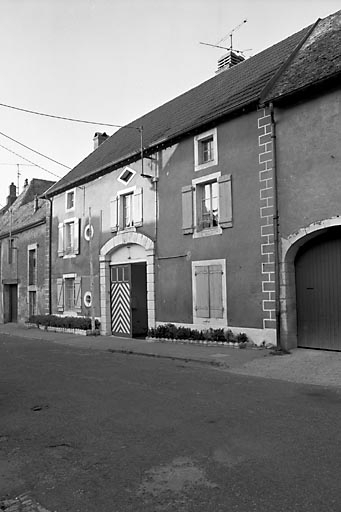 Façade antérieure de trois quarts droit. © Dominique Dominguez / Région Bourgogne-Franche-Comté, Inventaire du patrimoine - 1980