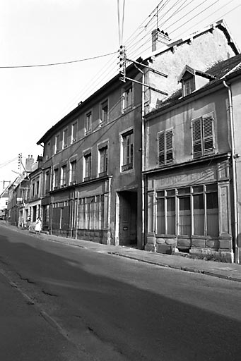 Façade antérieure avec magasins au rez-de-chaussée. © Dominique Dominguez / Région Bourgogne-Franche-Comté, Inventaire du patrimoine - 1980 Façade antérieure avec magasins au rez-de-chaussée. © Dominique Dominguez / Région Bourgogne-Franche-Comté, Inventaire du patrimoine - 1980