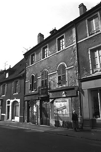 Façade antérieure avec magasins au rez-de-chaussée. © Dominique Dominguez / Région Bourgogne-Franche-Comté, Inventaire du patrimoine - 1980 Façade antérieure avec magasins au rez-de-chaussée. © Dominique Dominguez / Région Bourgogne-Franche-Comté, Inventaire du patrimoine - 1980