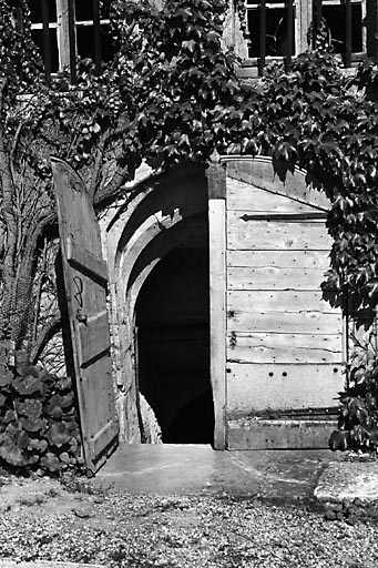 Entrée de la cave. © Dominique Dominguez / Région Bourgogne-Franche-Comté, Inventaire du patrimoine - 1980
