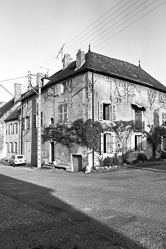 Façades antérieure et latérale droite. © Dominique Dominguez / Région Bourgogne-Franche-Comté, Inventaire du patrimoine - 1980 Façades antérieure et latérale droite. © Dominique Dominguez / Région Bourgogne-Franche-Comté, Inventaire du patrimoine - 1980