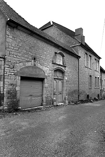 Façade sur rue. © Dominique Dominguez / Région Bourgogne-Franche-Comté, Inventaire du patrimoine - 1980 Façade sur rue. © Dominique Dominguez / Région Bourgogne-Franche-Comté, Inventaire du patrimoine - 1980