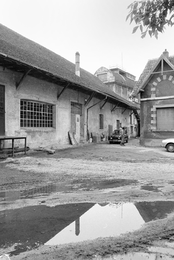 Façade sur cour de l'atelier de nettoyage et d'embouteillage en 1980. SRI. Enquête régionale sur les bâtiments industriels (1979-1981). © Jack Dumont / Région Bourgogne-Franche-Comté, Inventaire du patrimoine - 1980
