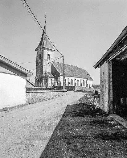 Vue en perspective sur le clocher et la façade sud. © Yves Sancey / Région Bourgogne-Franche-Comté, Inventaire du patrimoine - 1981