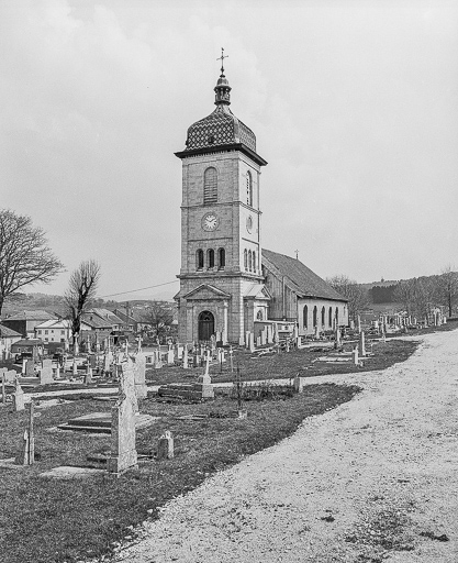 L'église et le cimetière. © Yves Sancey / Région Bourgogne-Franche-Comté, Inventaire du patrimoine - 1981