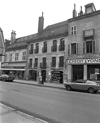 Façade sur rue de trois quarts. © Yves Sancey / Région Bourgogne-Franche-Comté, Inventaire du patrimoine - 1981 Façade sur rue de trois quarts. © Yves Sancey / Région Bourgogne-Franche-Comté, Inventaire du patrimoine - 1981